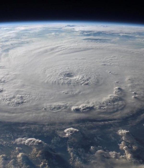 Estragos causados por furacões como o Furacão Ian são exemplos de Emergência Climática. Foto por Pixabay no Pexels.