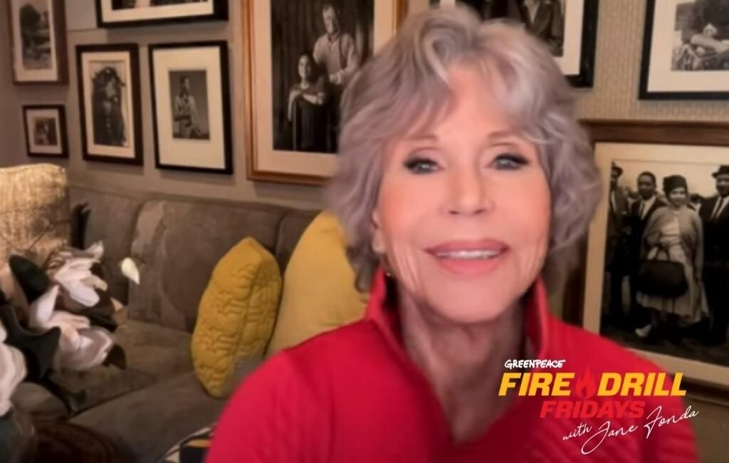 Jane Fonda em seu programa "Fire Drill Friday" de combate a Mudanças Climáticas. Imagem disponível em https://firedrillfridays.org/
