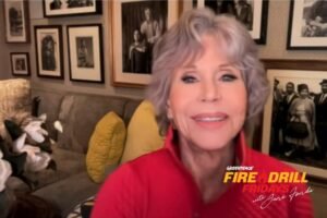 Jane Fonda em seu programa "Fire Drill Friday" de combate a Mudanças Climáticas. Imagem disponível em https://firedrillfridays.org/