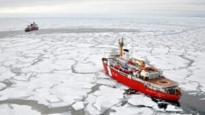 Navio Quebra Gelo no Ártico. Fonte: Climate News.