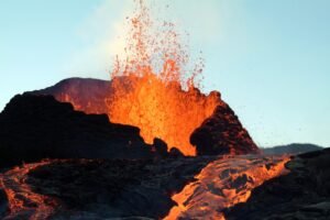 Fervura no Clima: Erupção de Vulcão no Havaí prejudica medição da Curva de Keeling - Imagem meramente ilustrativa de Be Boy Ltd em Getty Images.