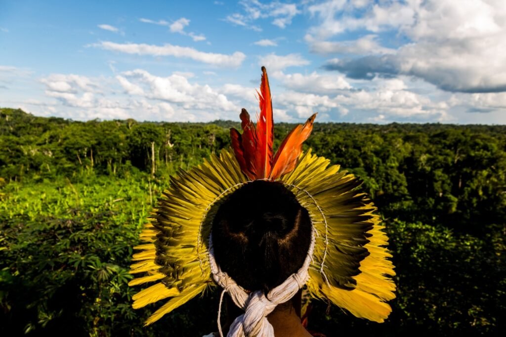 Indígena observa a Floresta Amazônica na Terra Yawanawa, localizada no estado brasileiro do Acre. A native observes the Amazon rainforest in Terra Yawanawa, located in the Brazilian state of Acre.