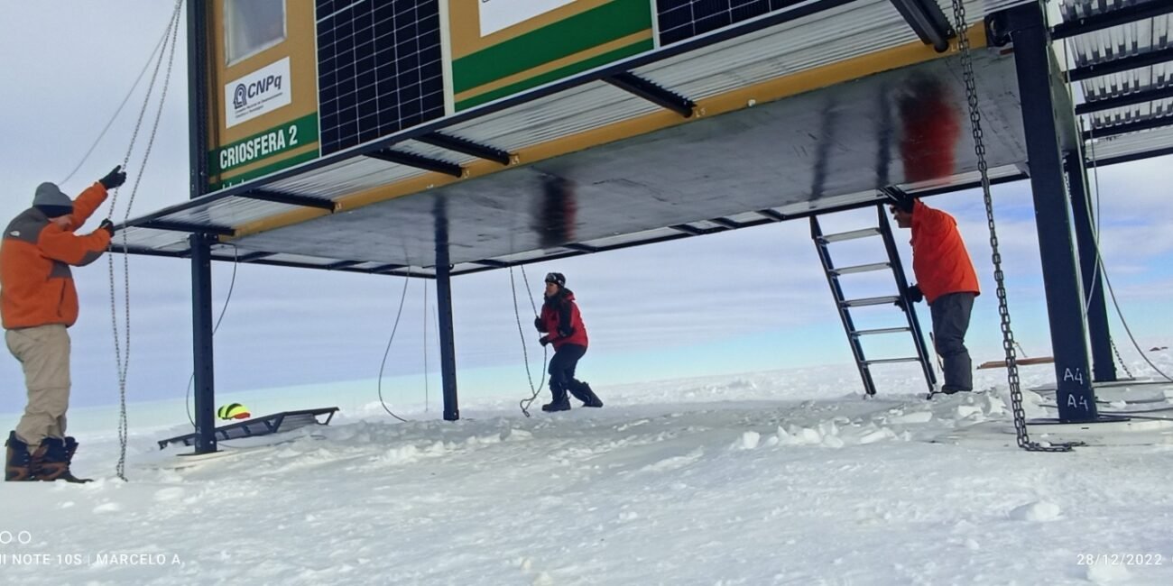 Vanisse Schossler monta o Criosfera 2 com colegas na Antártica